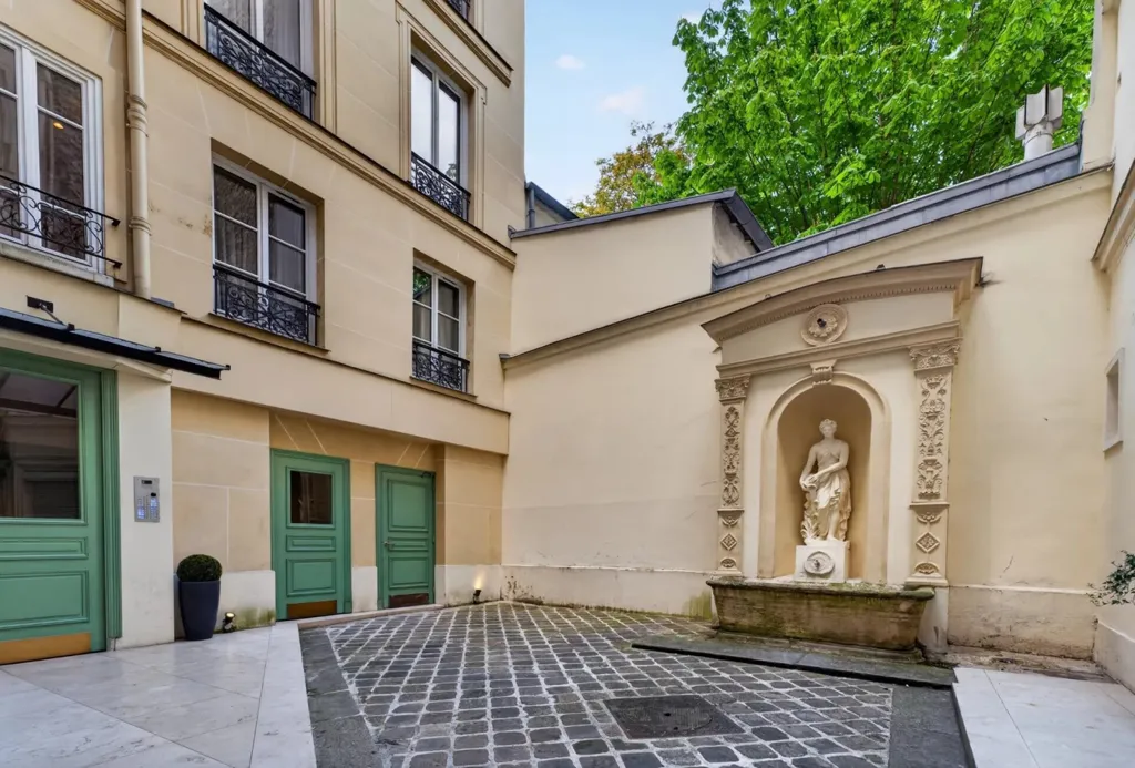 Giardino - Renovable Parisian Apartment with High Ceilings