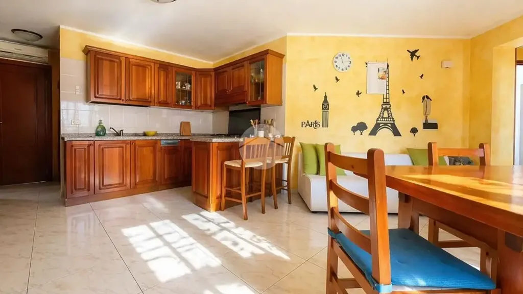 Salle à manger - Three-Bedroom Apartment with Balcony in Settimo