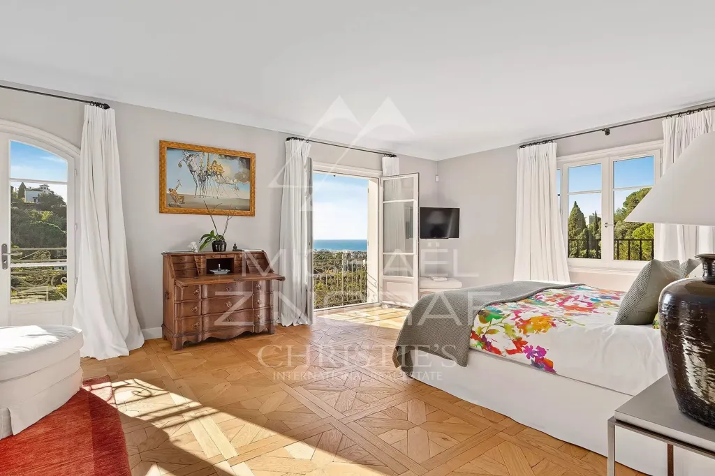 Bedrooms - Tuscan-Style Villa with Sea View in Cannes