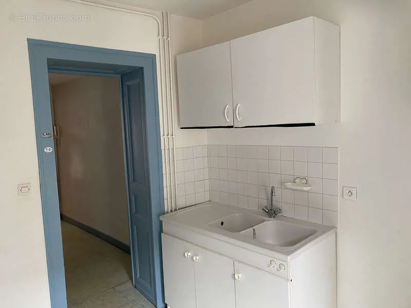 Köök - Type 3 Apartment with Potential in Saint-Claude Centre