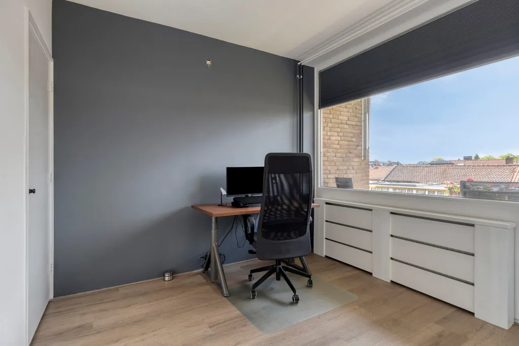 Bureau - Modern 3-Bedroom Flat with Balcony in Rotterdam