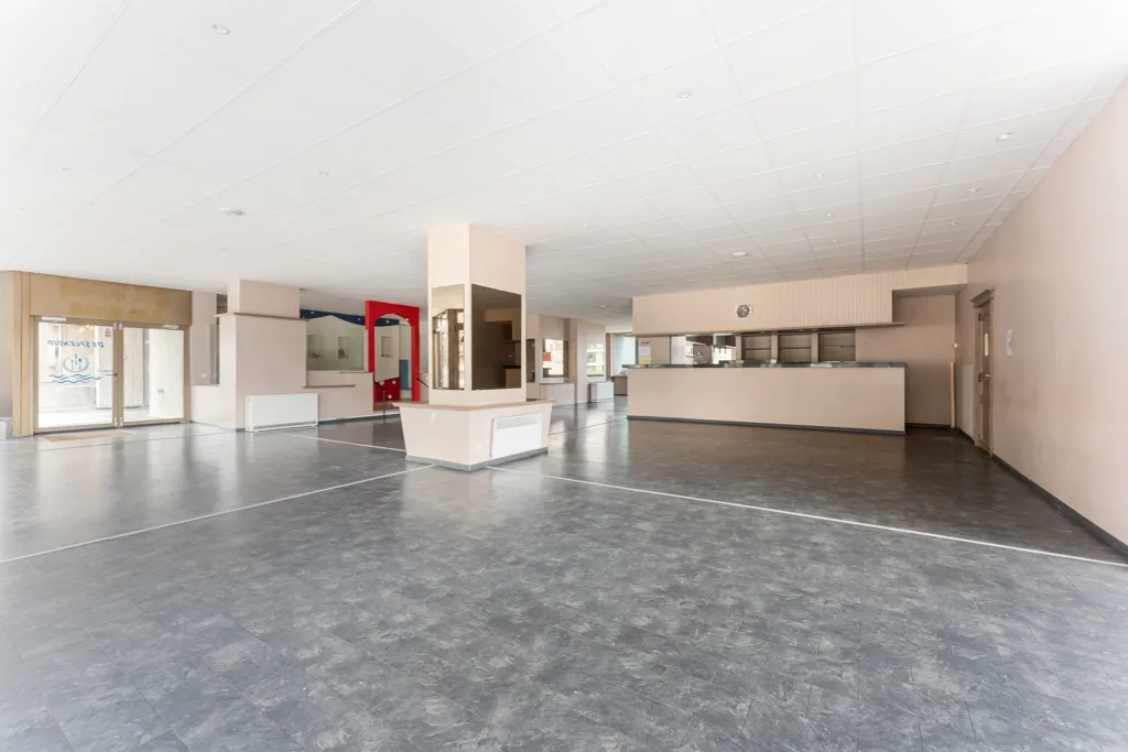 Toad - Commercial Ground Floor in De Panne