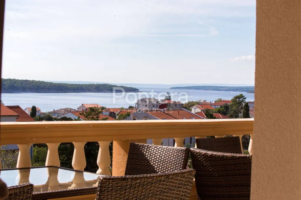 Rõdu - Large Apartment House with Private Garden in Rab