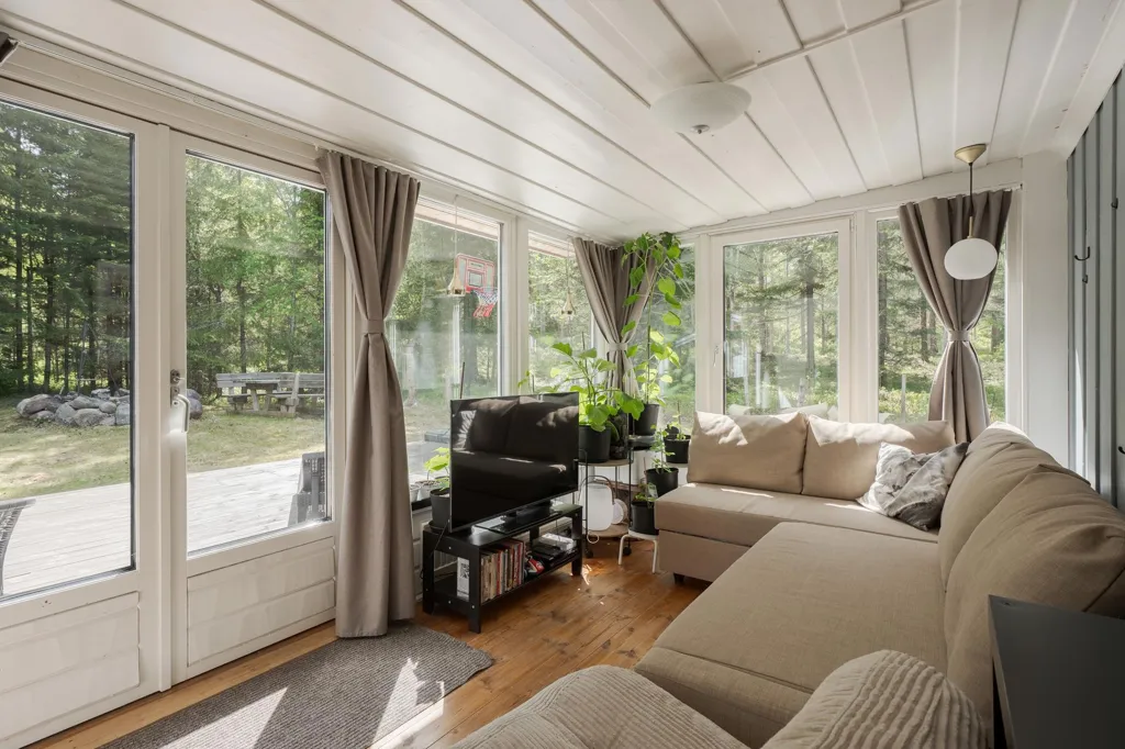Elutuba - Charming Seafront Home with Open Plan in Tranquil Setting