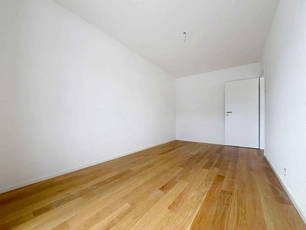 Pièces - 4.5-Piece Apartment with Lake View in District D2