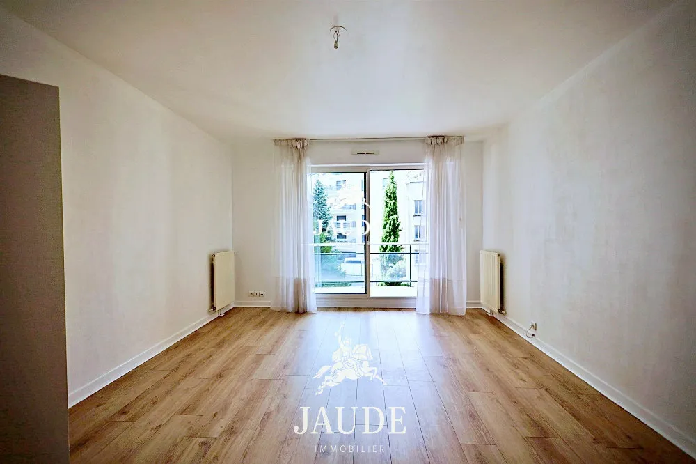 Pièces - Appartement T2 avec Terrasse et Garage à Châtel-Guyon