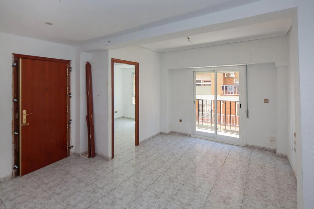 Entrée - 3-Bed Apartment with Metro Access in Valencia
