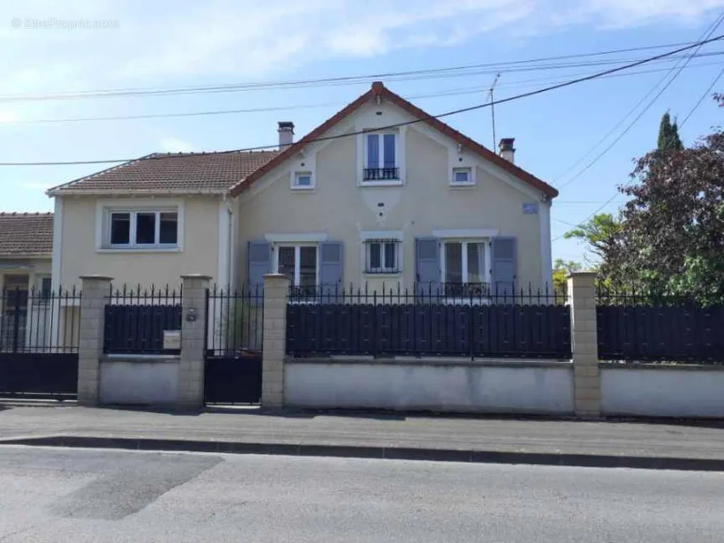 Extérieur - Maison de 7 Pièces avec Jardin au Centre Ville de Chelles
