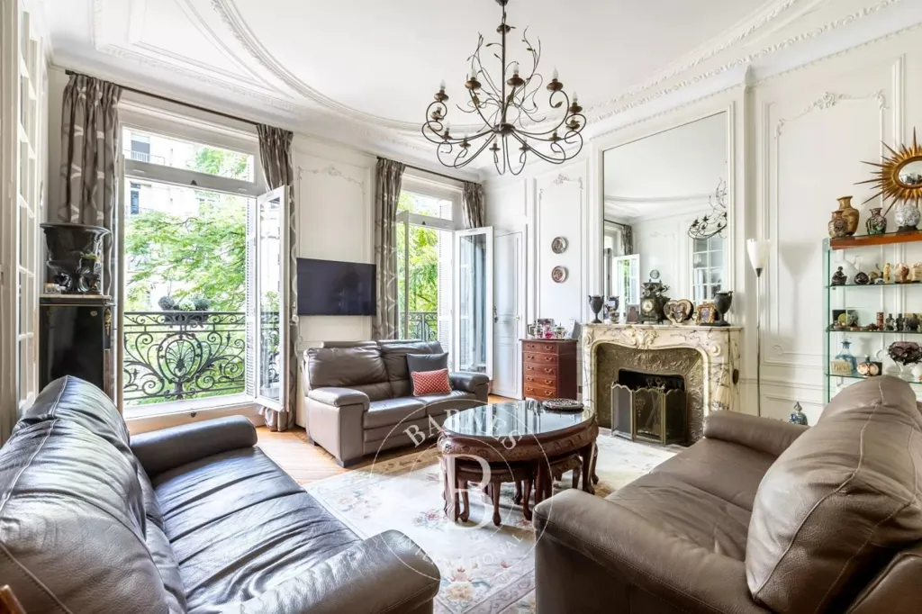 Soggiorno - Haussmannian Flat with Balcony in Paris 17