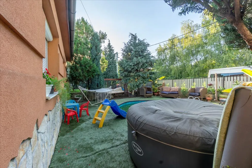 Jardin - Multi-Generational Home with Business Potential in Mályi