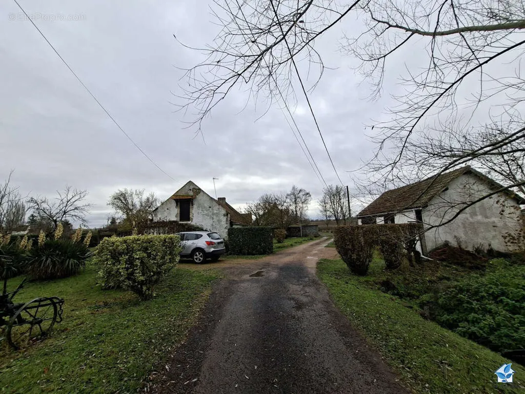 Extérieur - Longère en Pierre avec Grange à Rongères
