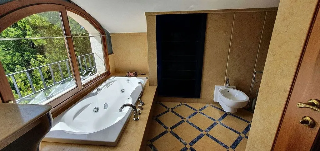 Salles de bain - Classical Villa with Pool in Marbella's Milla de Oro