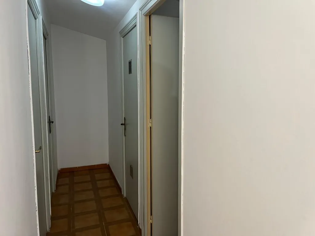 Entrée - Spacious Flat with Balcony in Roses