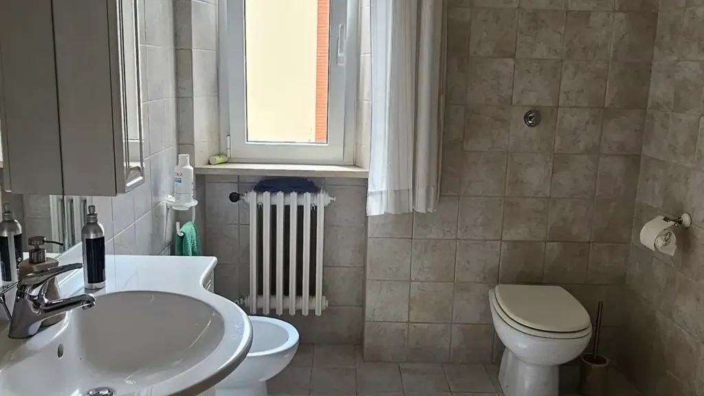 Salles de bain - Apartment with Marble Flooring in Jesi