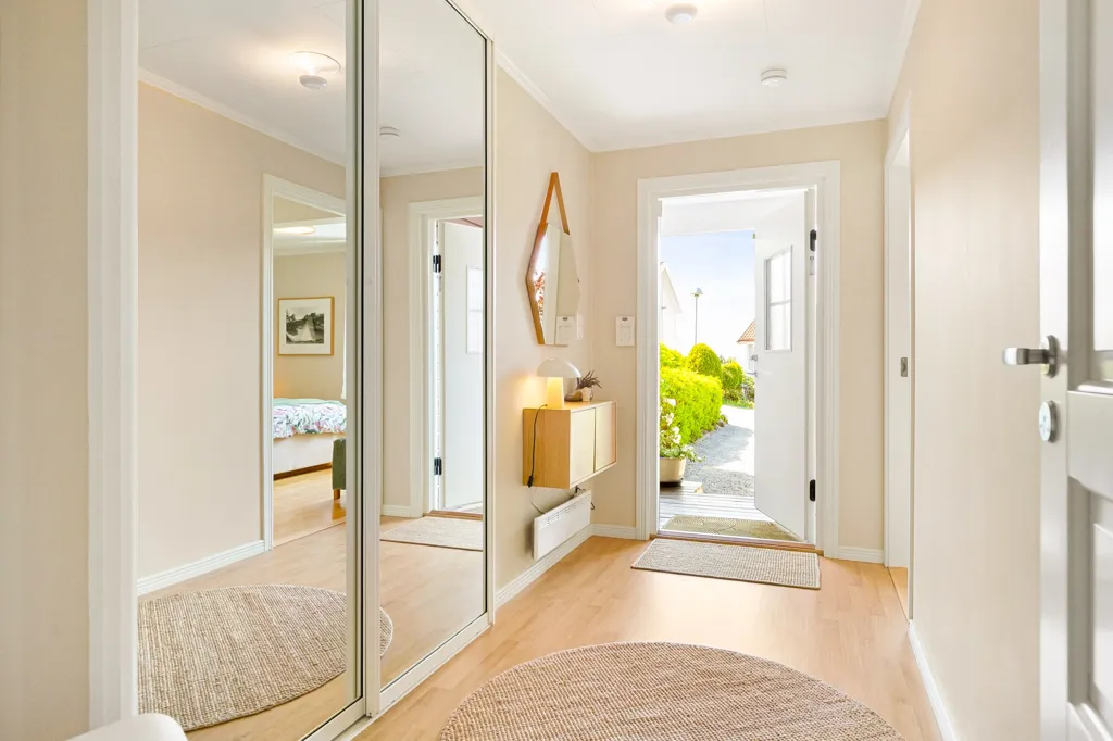 Hallway - Spacious Terraced House with Terrace in Quiet Area