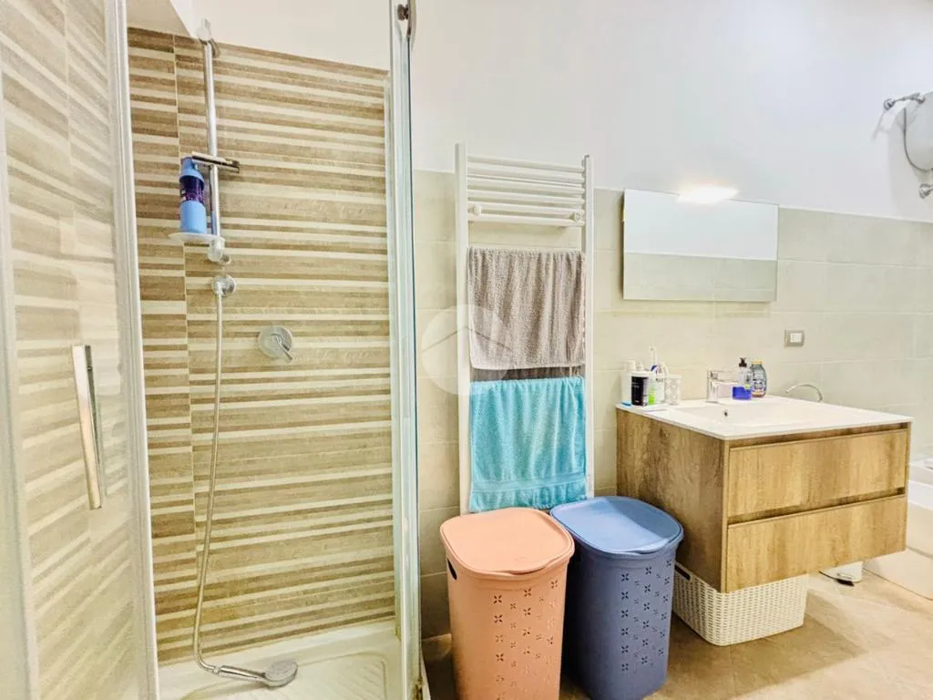 Salles de bain - Rear-Facing Apartment with Garden in Viterbo