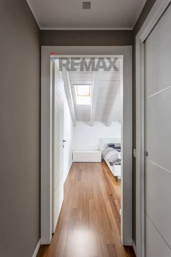 Entrée - Spacious Triplex with Panoramic View in Tregasio