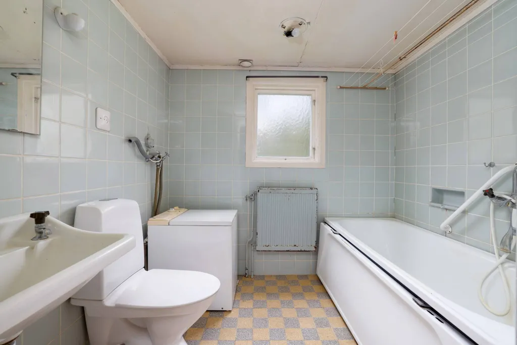 Salles de bain - Charming Villa with Large Garden in Generous Location