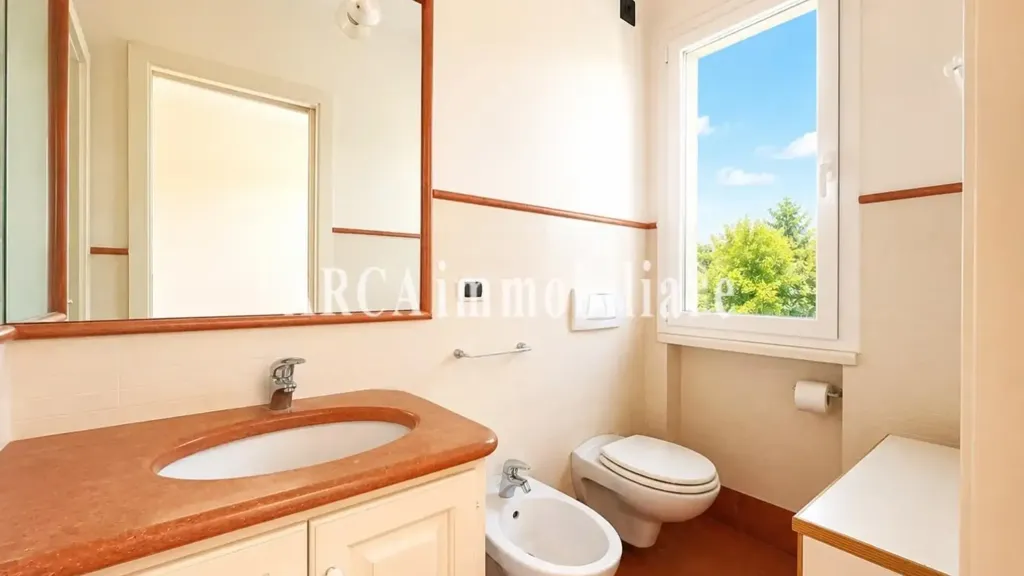 Bathrooms - Rustic Villa with Garden in Pietrasanta