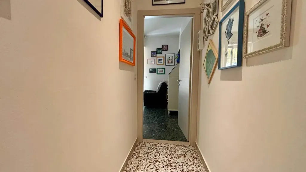 Esik - 4-Bedroom Apartment with Balcony in Florence