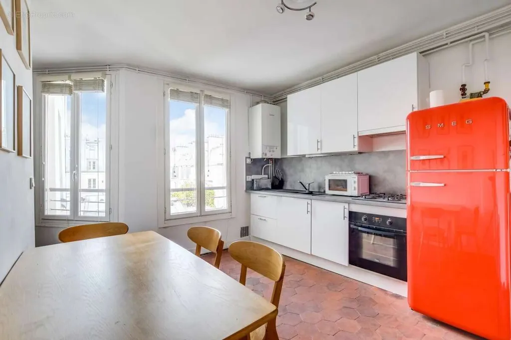 Kitchen - Sunlit 2-3 Room Apartment in Marais