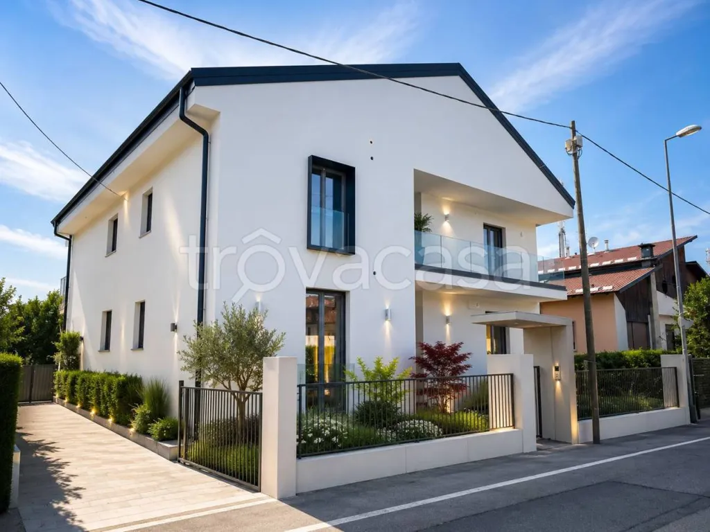 Extérieur - Retrofitted Mansard Apartment with Balcony in Bra