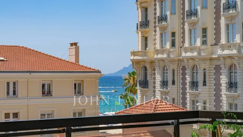 Balcon - Appartement Rénové avec Terrasse sur la Croisette à Cannes