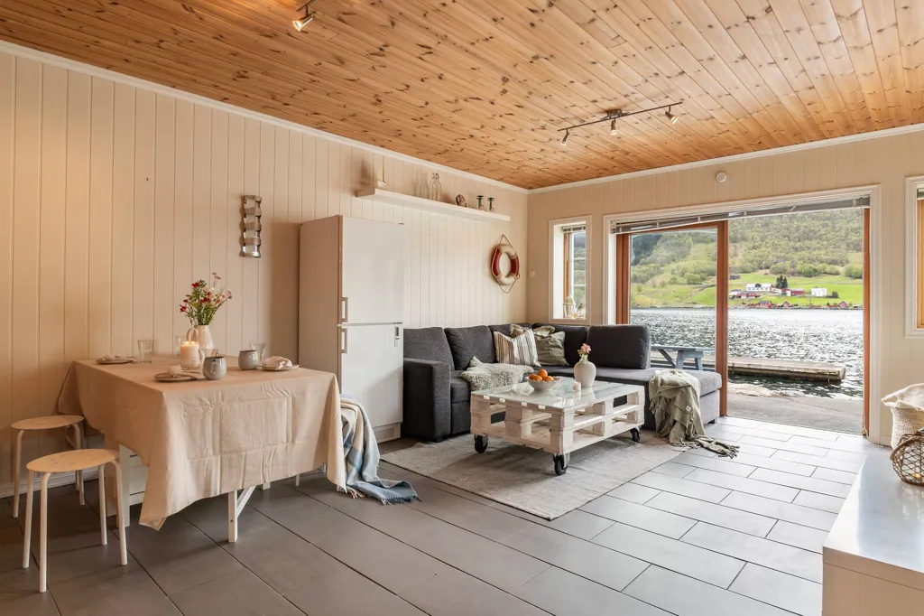 Elutuba - Naust with Sea View in Ølen