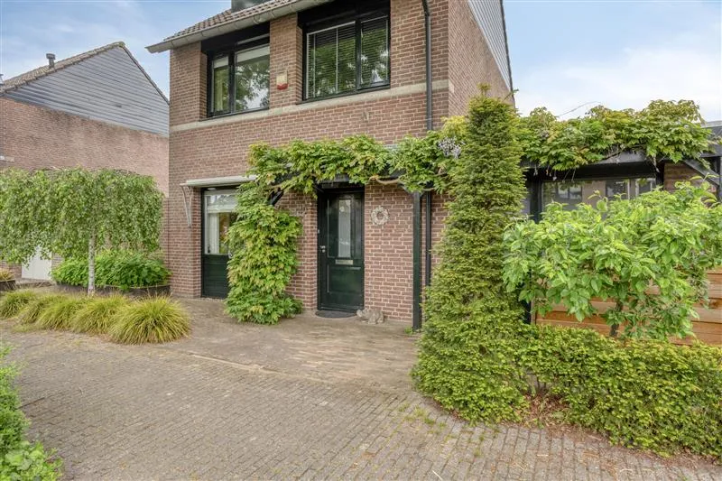 Maison 8 pièces à Breda