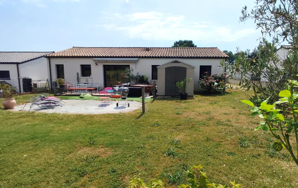 Jardin - Maison de Plain-Pied avec Piscine à Brizambourg
