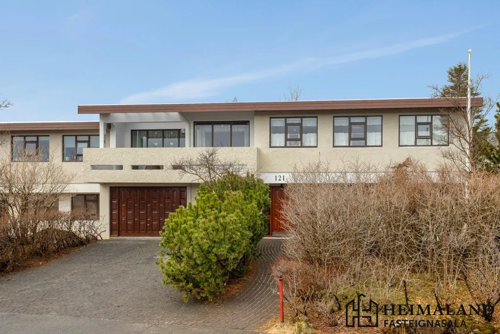 Esterno - Two-Storey End House with Garden in Reykjavik