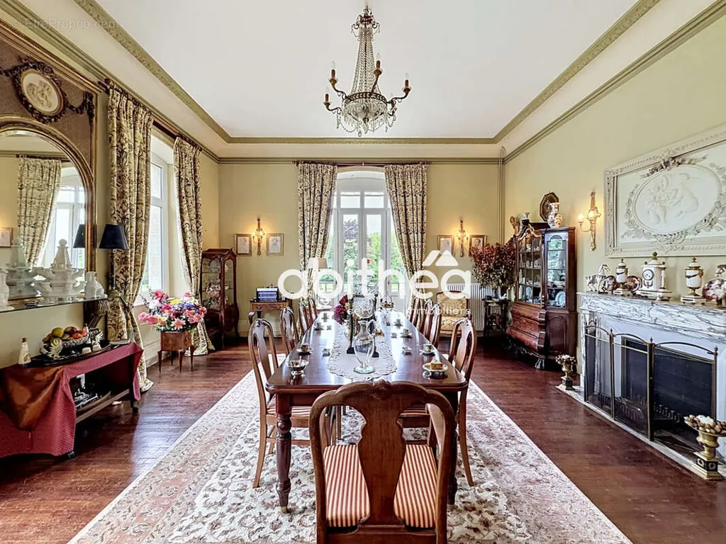 Salle à manger - Château avec Piscine et Jardin à Bussière-Galant