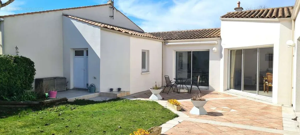 Terrazza - Villa with South-Facing Terrace in Perigny