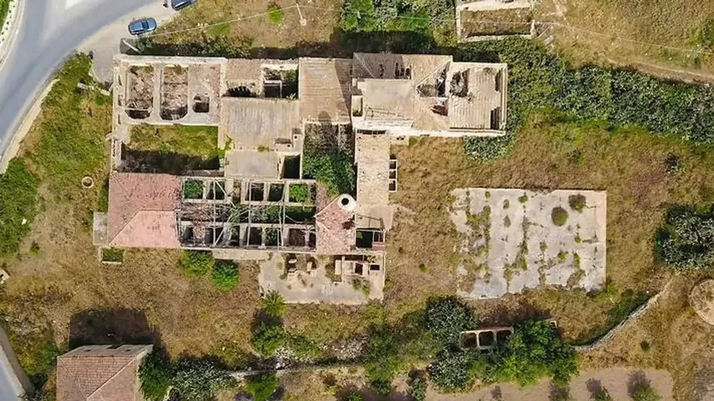 Vue aérienne - Historic Distillery with Seafront in Marzamemi
