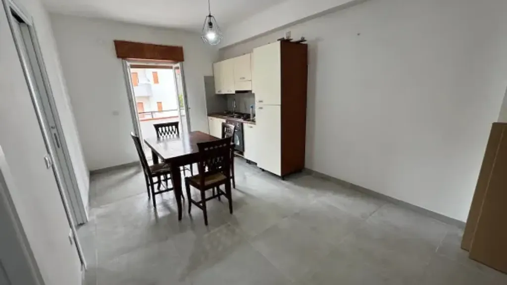 Salle à manger - Rearranged Apartment with Balcony in Scalea