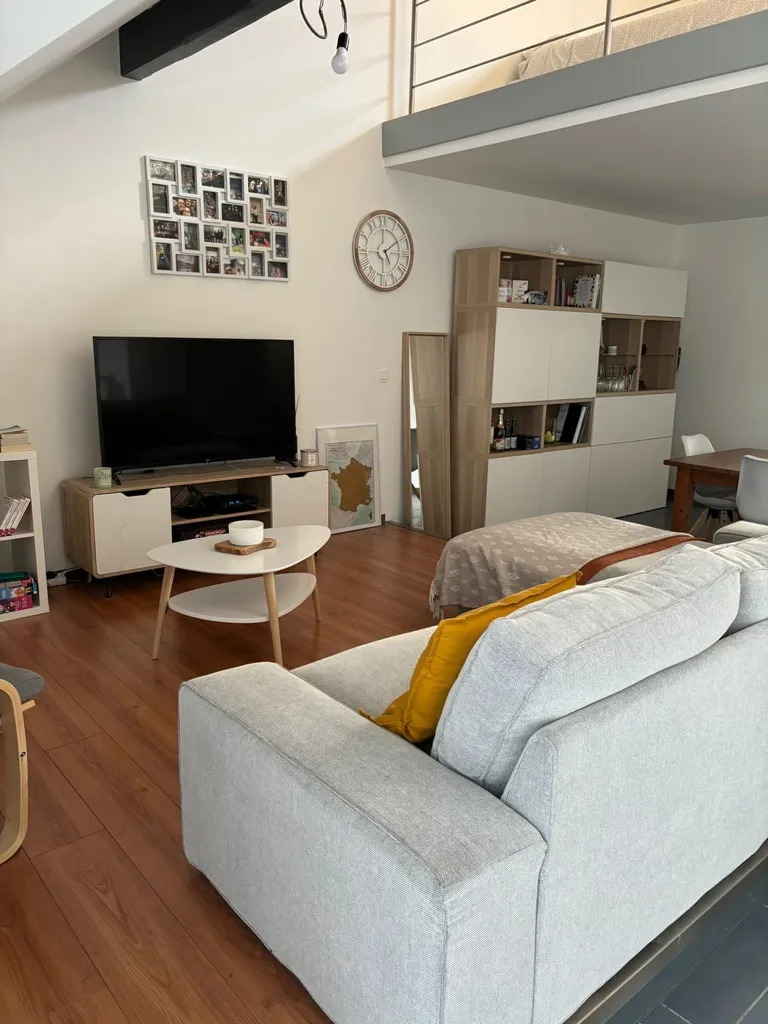Séjour - Appartement Duplex avec Jardin Commun à Proximité de Mons