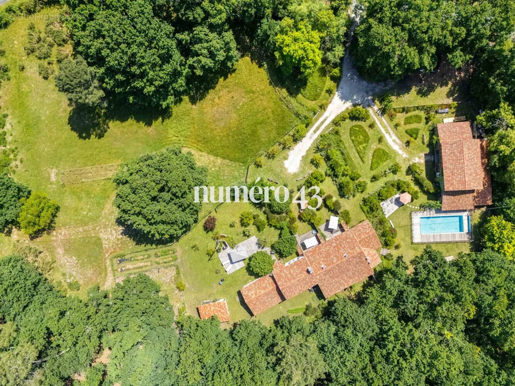 Õhuvaade - Characterful Longère with Pool in Médoc