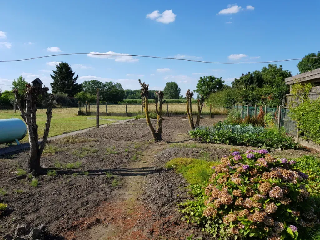 Giardino - Modernisable Bungalow with Garden in Lede