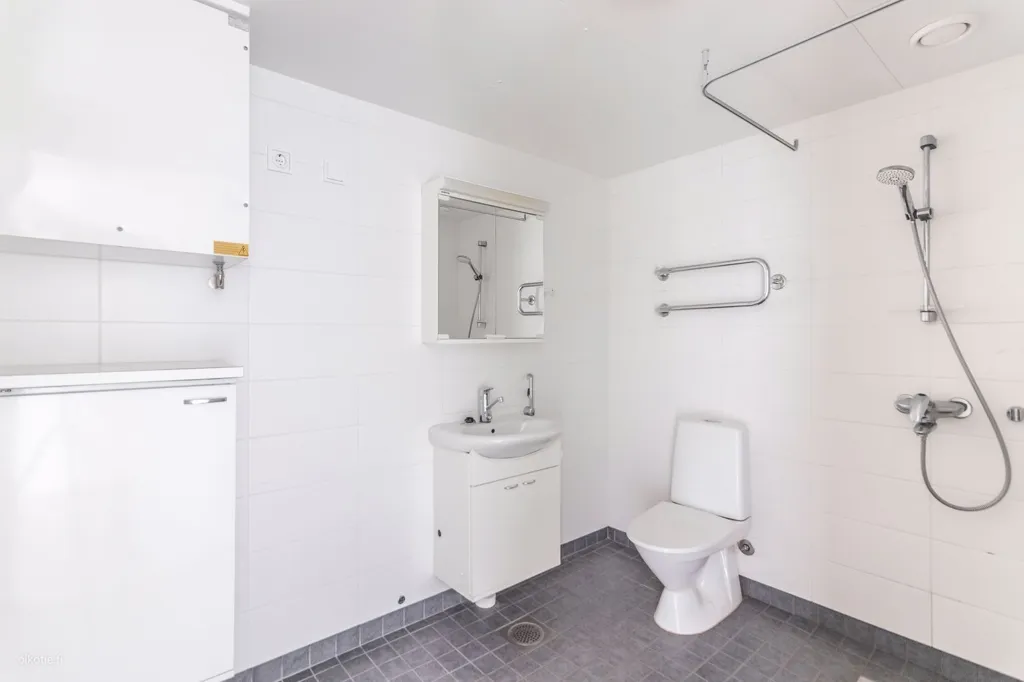 Salles de bain - Spacious Apartment with Balcony in Veromies, Vantaa