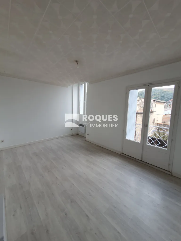 Rooms - City Centre Flat with Balcony in Lodève