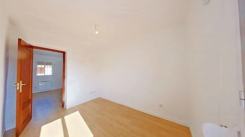 Toad - Three-Bedroom Flat with Ascensor in Puente de Vallecas