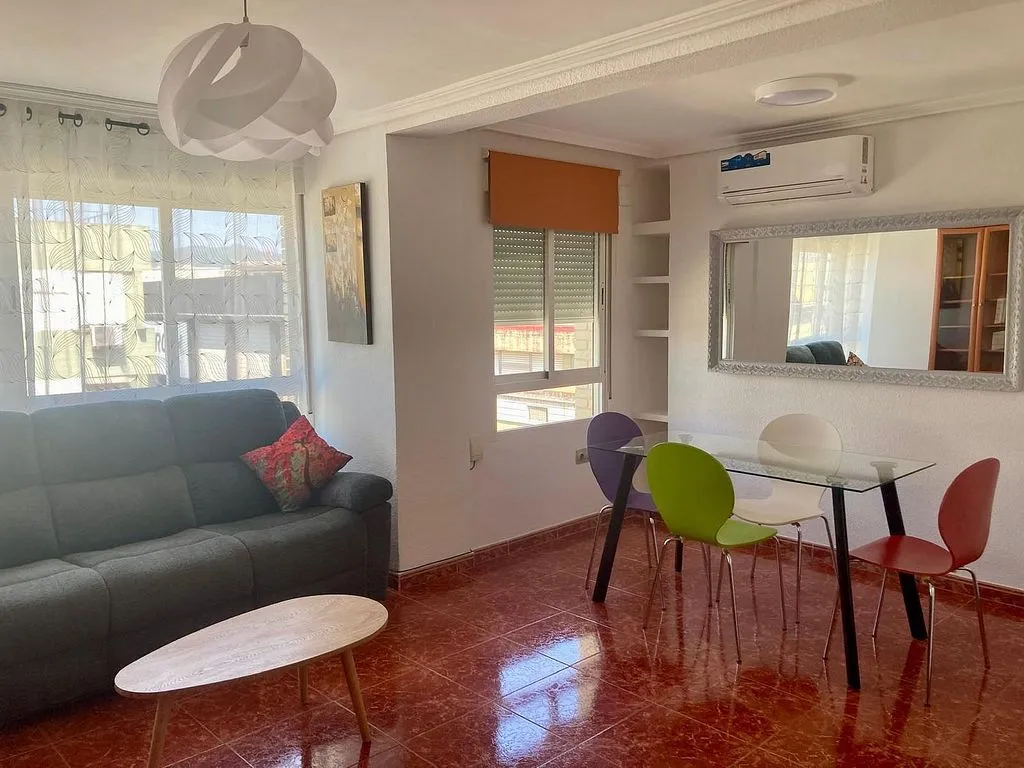 Soggiorno - Bright Apartment with Air Conditioning in Figueroa Park