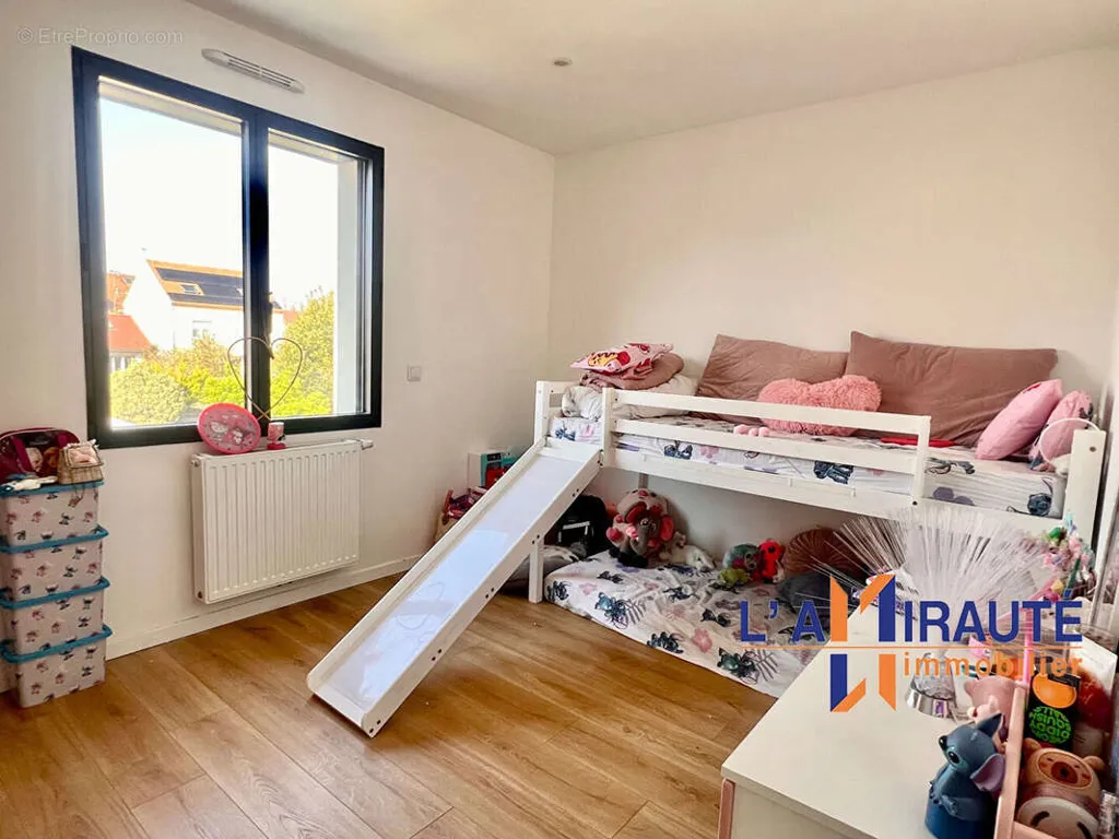 6-toaline maja asukohas Houilles