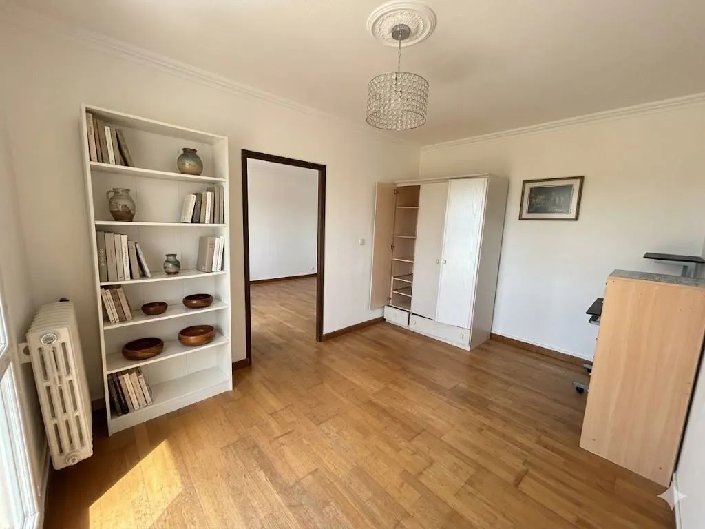 Studio - Charming 4-Bed Flat with Balcony in Castelginest