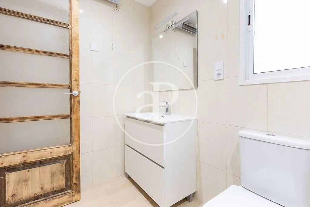 Bagni - Renovated Apartment with High Ceilings in Arrancapins