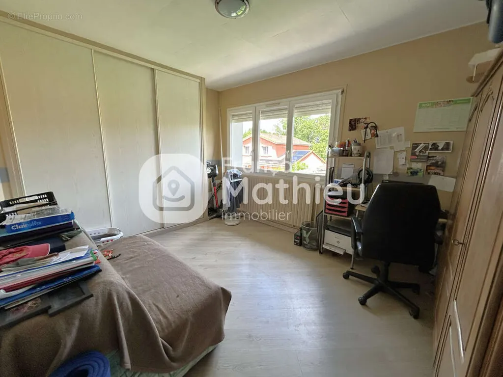 Bureau - Ensemble Immobilier avec Garages à Villars-les-Dombes