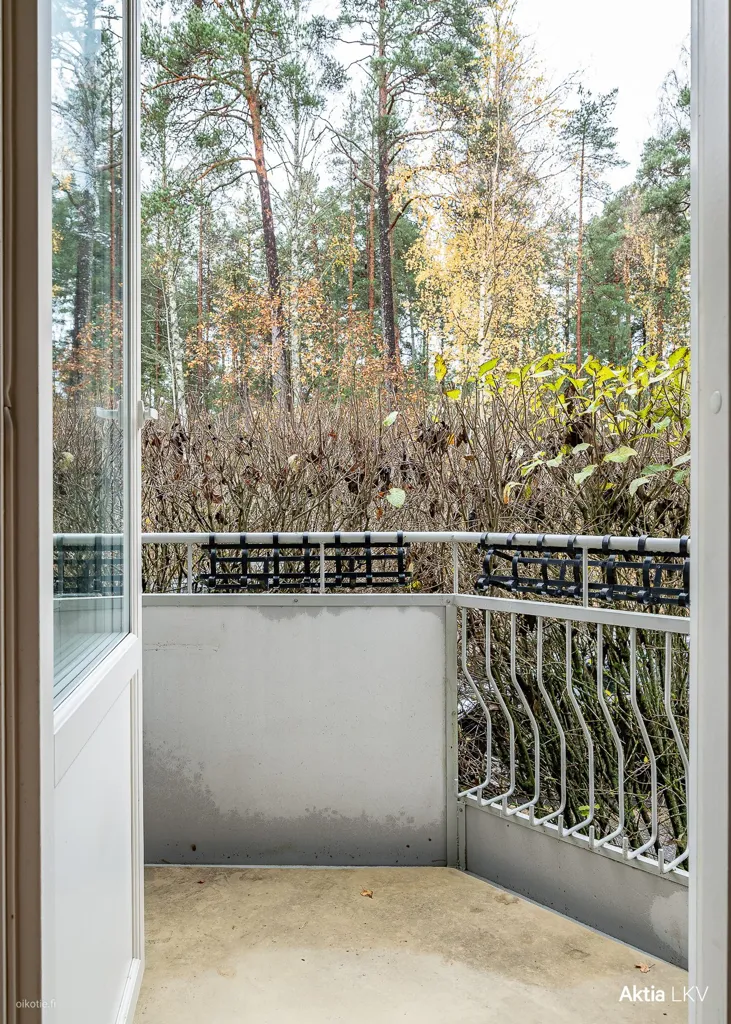 Balcon - Two-Room Apartment with South-Facing Balcony in Centre