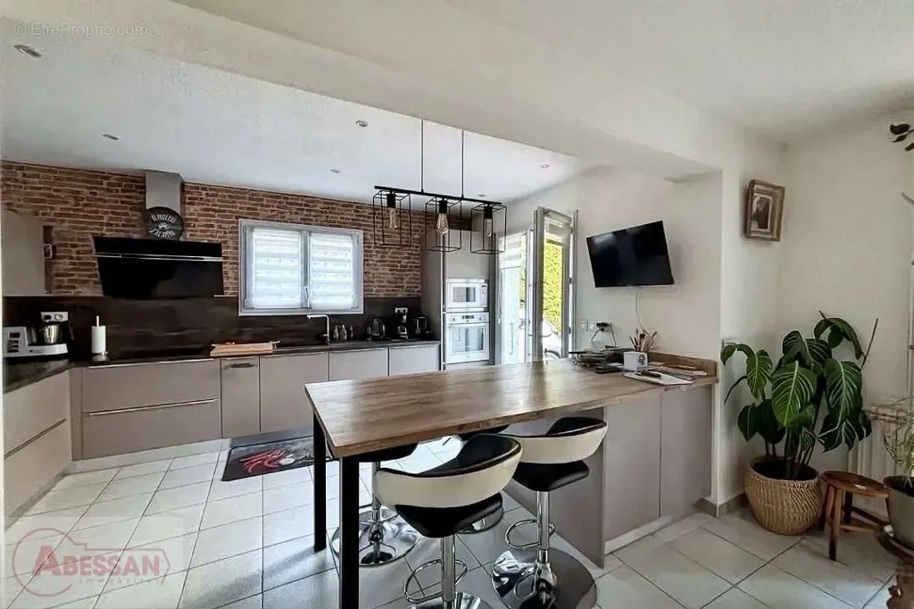 Köök - Renovated House with Pool in Rousson