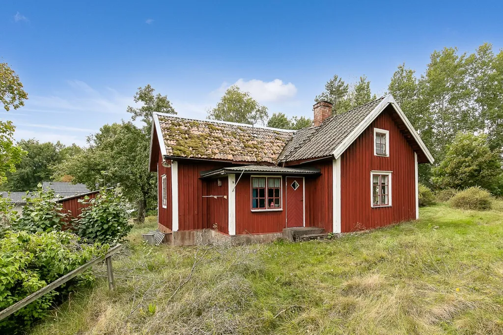 Exterior - Renovation-Ready Plot with Lake Access near Örebro