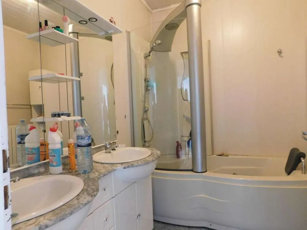Salles de bain - Immeuble avec 2 Logements à Rambervillers